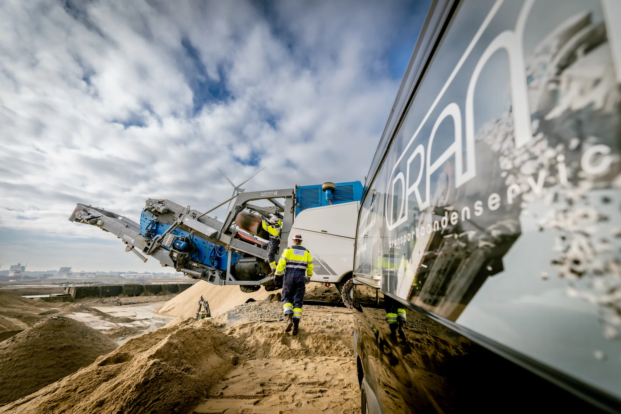 DRAM monteurs bij een transportbandinstallatie