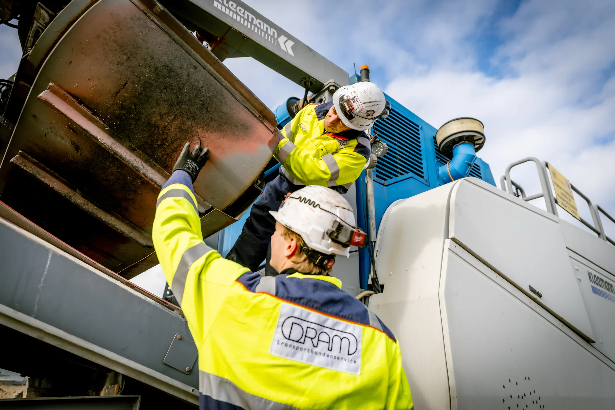 DRAM service aan transportinstallatie
